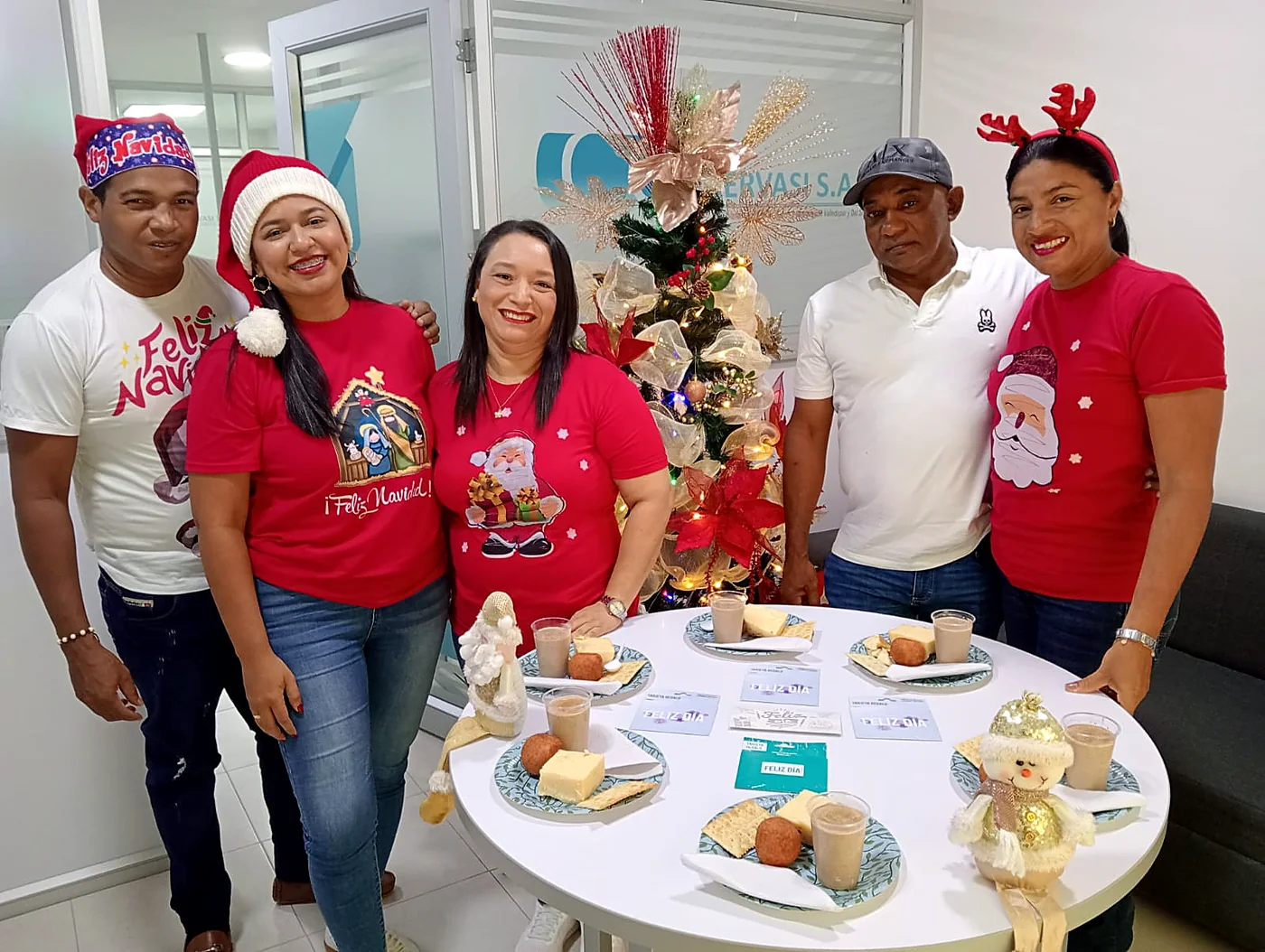 Equipo de Coopfigest en la oficina de Montería